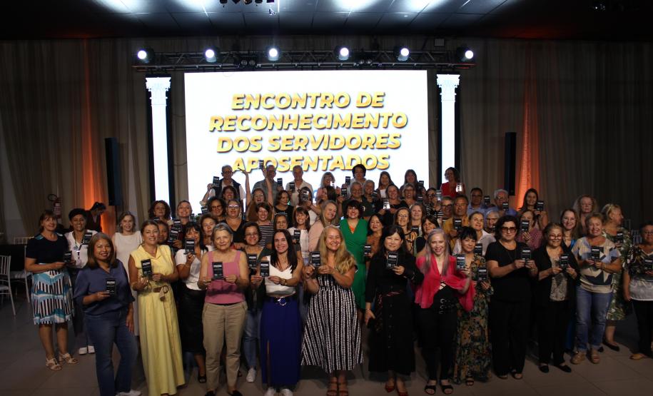Encontro reconhece a trajetória dos servidores aposentados do NRE Curitiba