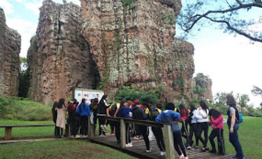 Aula de Campo no Parque Estadual de Vila Velha, Ponta Grossa: Geografia e Língua Portuguesa